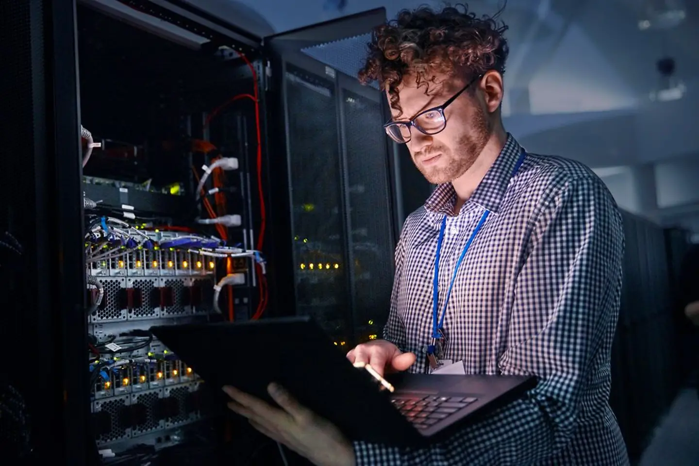 Un empleado utiliza los servicios SAP en su laptop