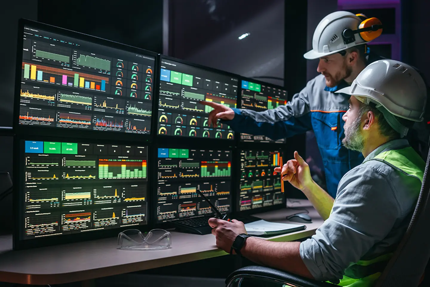 Ingeniero jefe y trabajador siguiendo la línea de producción de la fábrica en pantallas con software de industria 4.0 
