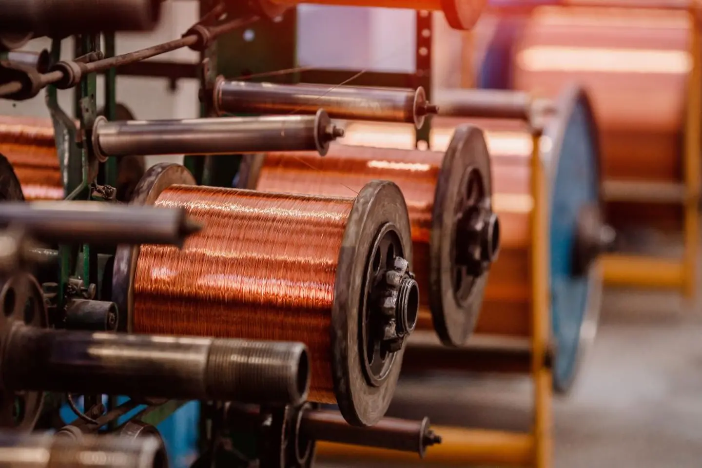 Produktion von Kupferdrähten und Bronzekabeln in einer Fabrik