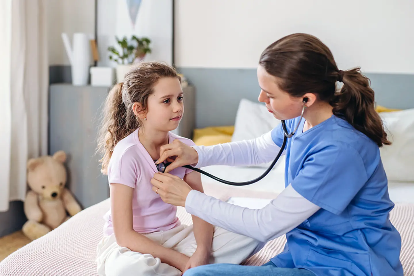 Kinderärztin untersucht Mädchen im Krankenhaus
