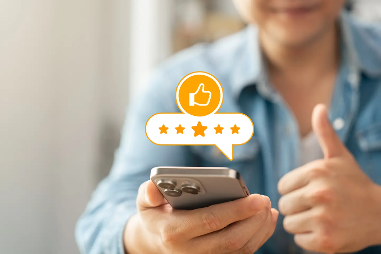 Clientes cinco estrellas califican productos con el símbolo de pulgar arriba en su smartphone.