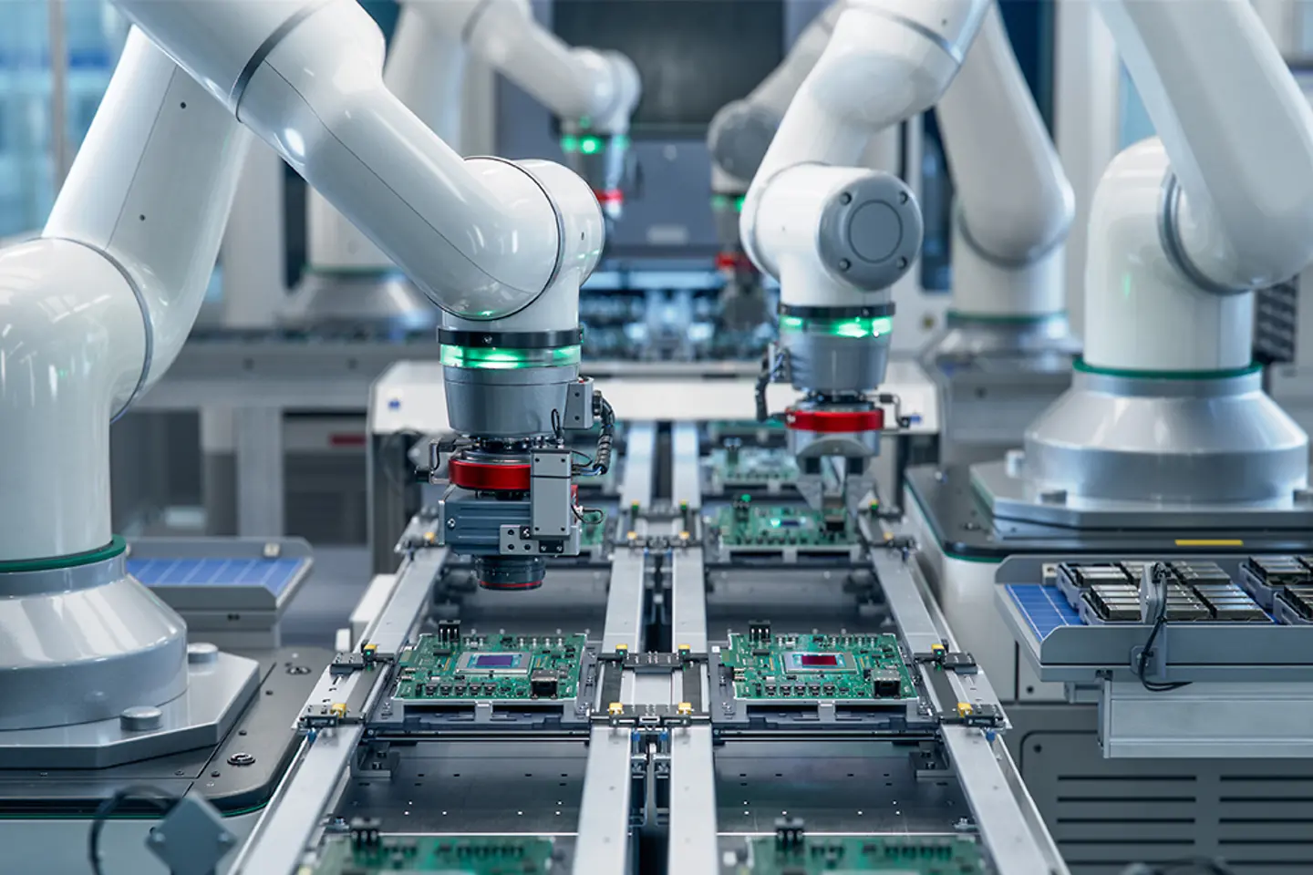 Roboterarme montieren Schaltkreise in einer modernen Elektronikfabrik