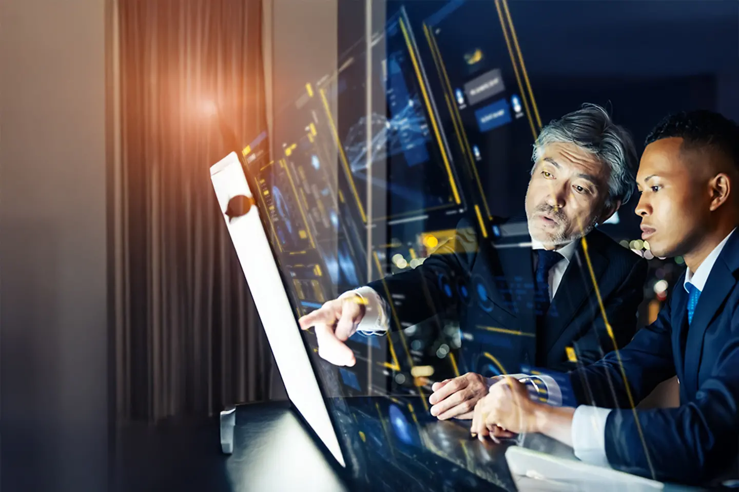 Geschäftsleute arbeiten an einem virtuellen Touchscreen