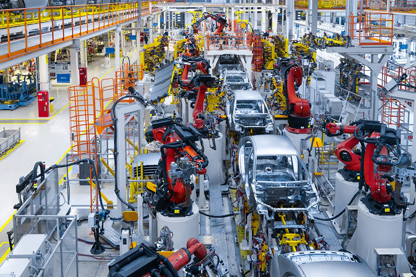 Linha de produção em uma fábrica de automóveis moderna.