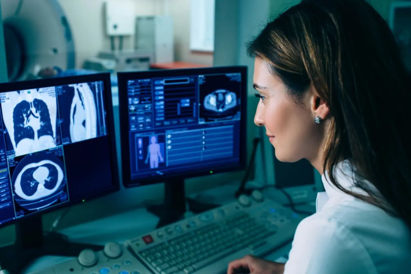Ärztin überprüft digitale Gesundheitsdaten und Röntgenbilder am PC