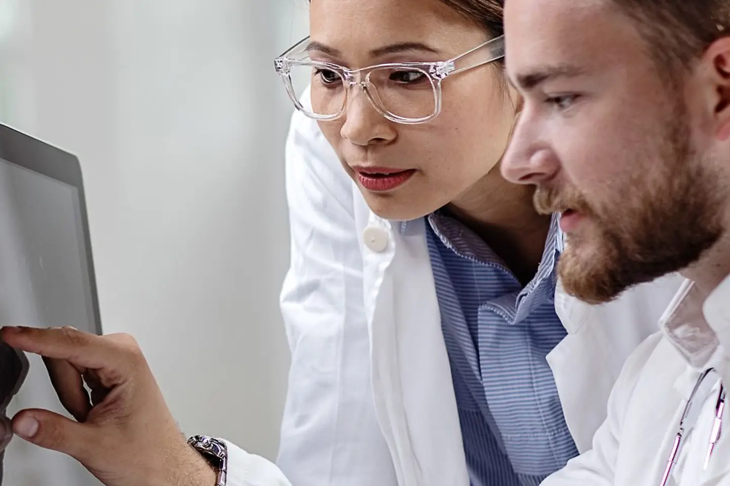 Dois médicos analisam dados em uma tela