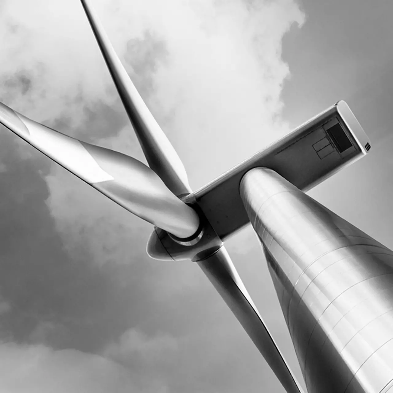 Foto en blanco y negro de un aerogenerador