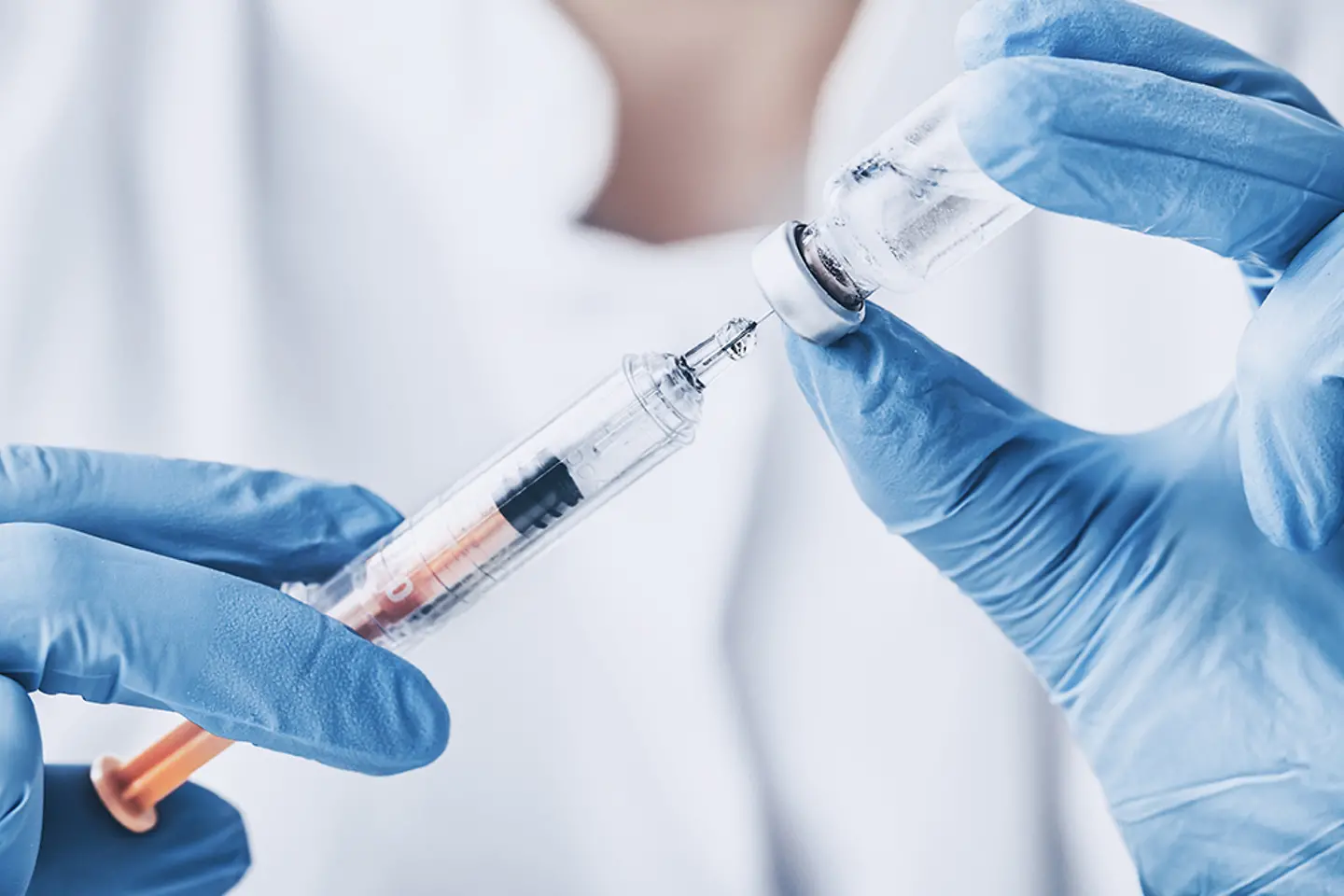 Arzt mit Injektion Impfstoff Impfung Medizin