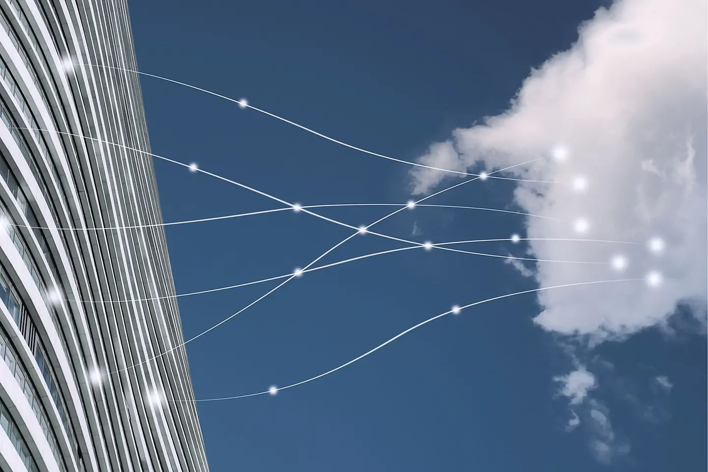 Modernes Bürogebäude mit Wolke verbunden