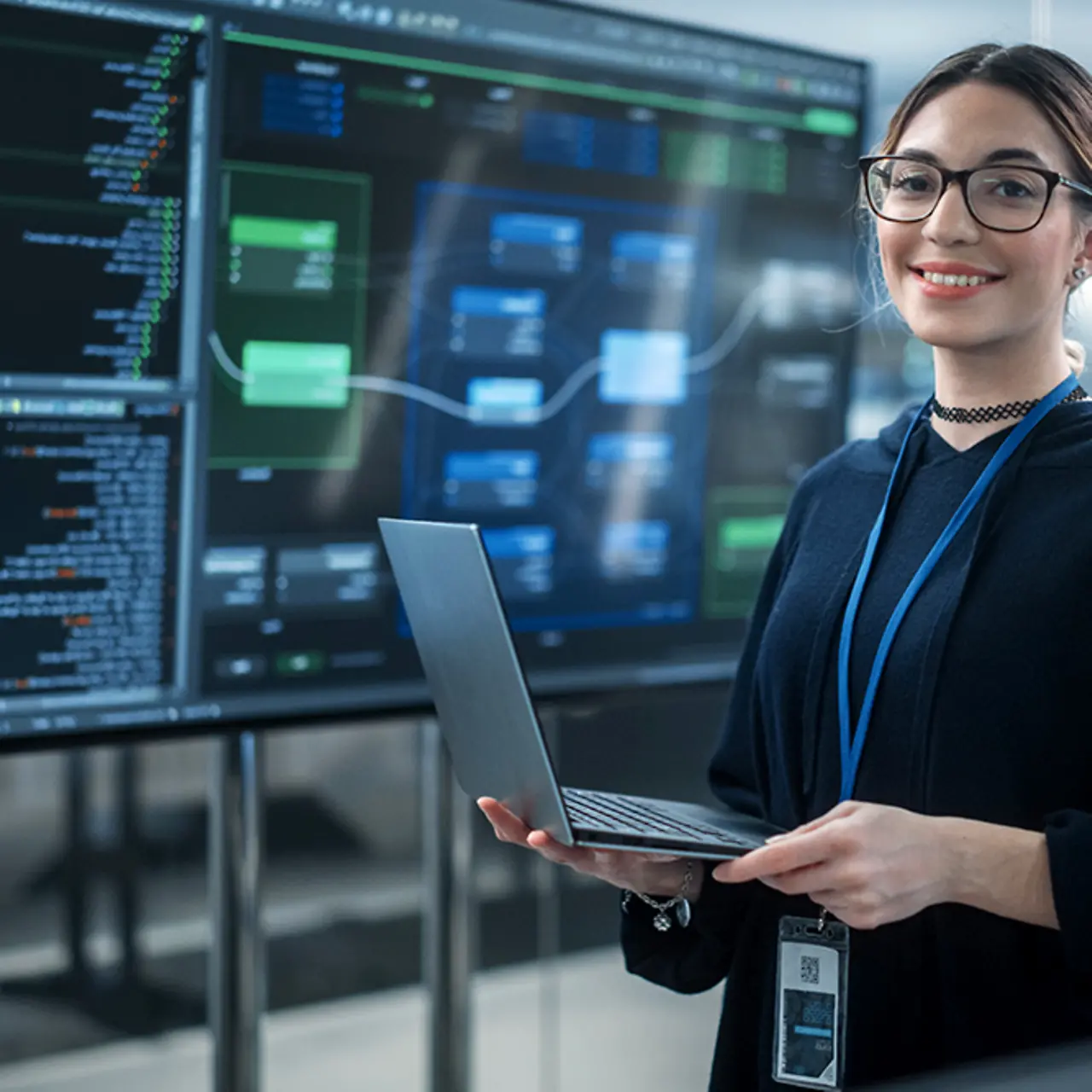 Softwareentwicklerin mit Laptop und Internet der Dinge