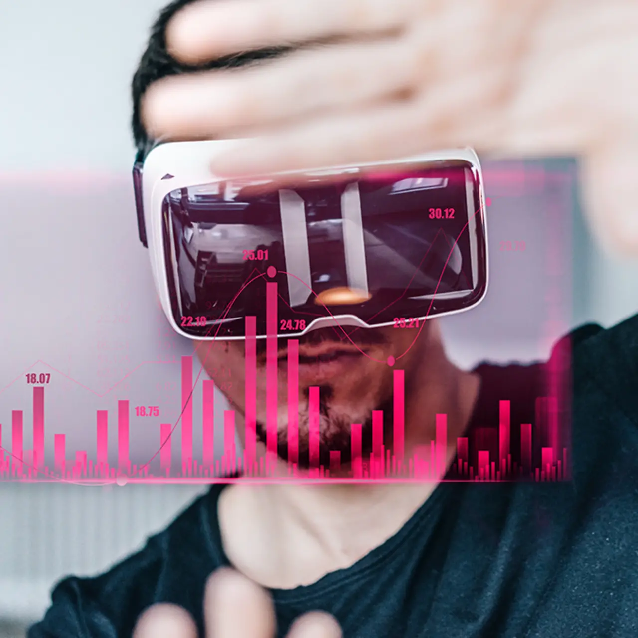 Projektion von einem magenta Diagramm vor einem Mann mit VR-Brille.