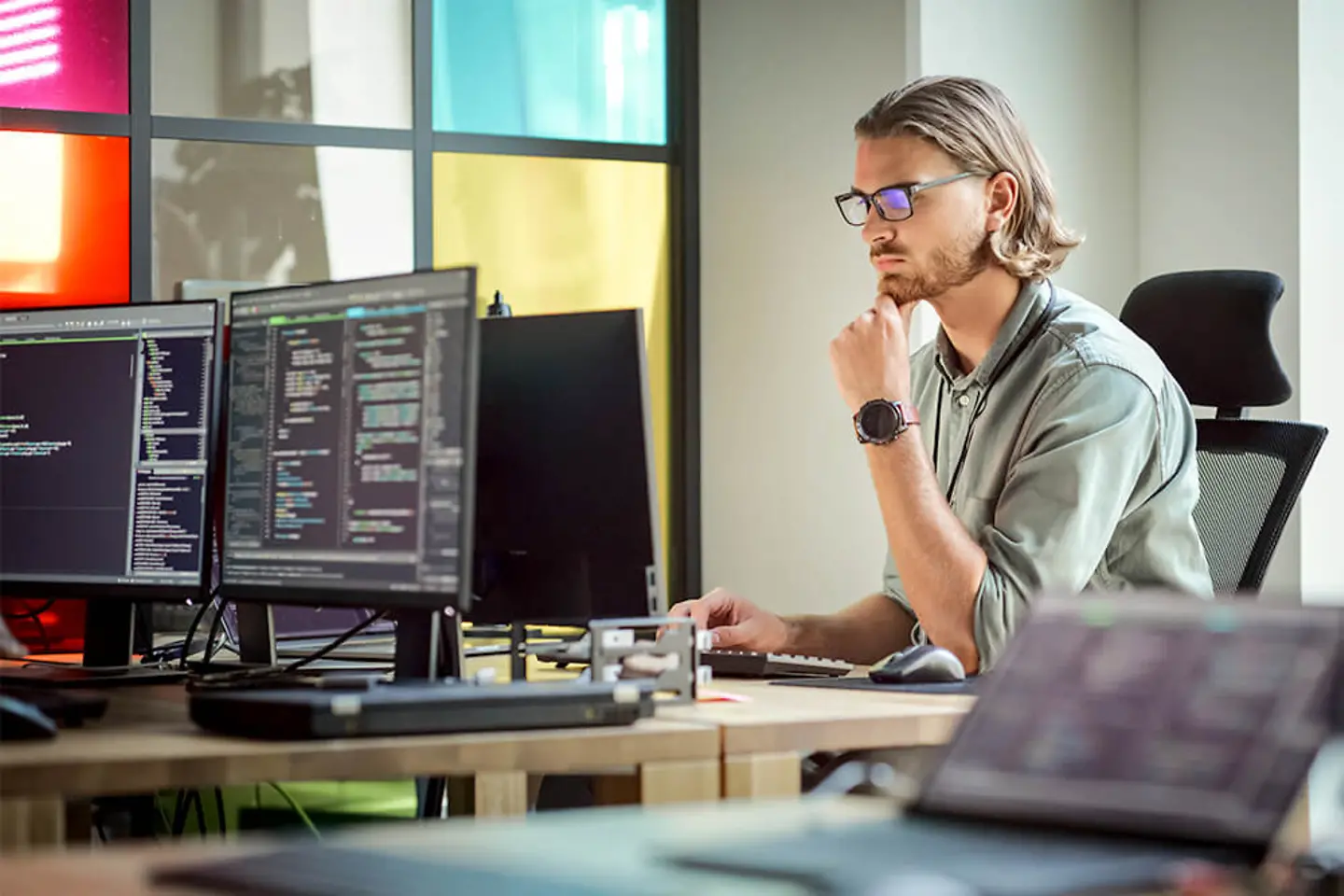 Ingeniero gestionando el valor de las aplicaciones en la computadora de la oficina