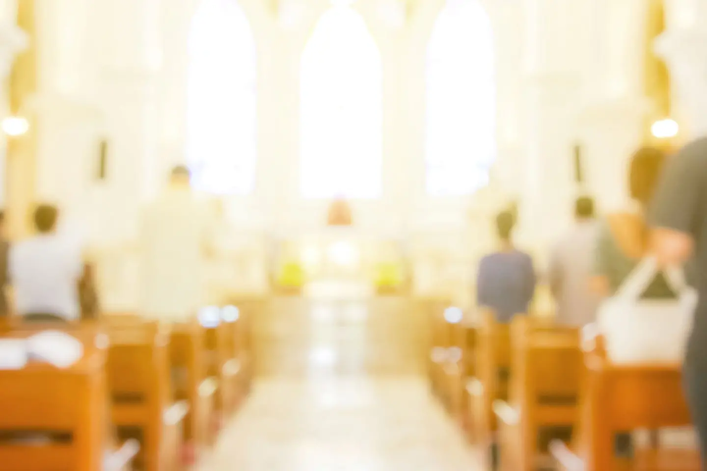 Imagen borrosa de una misa cristiana