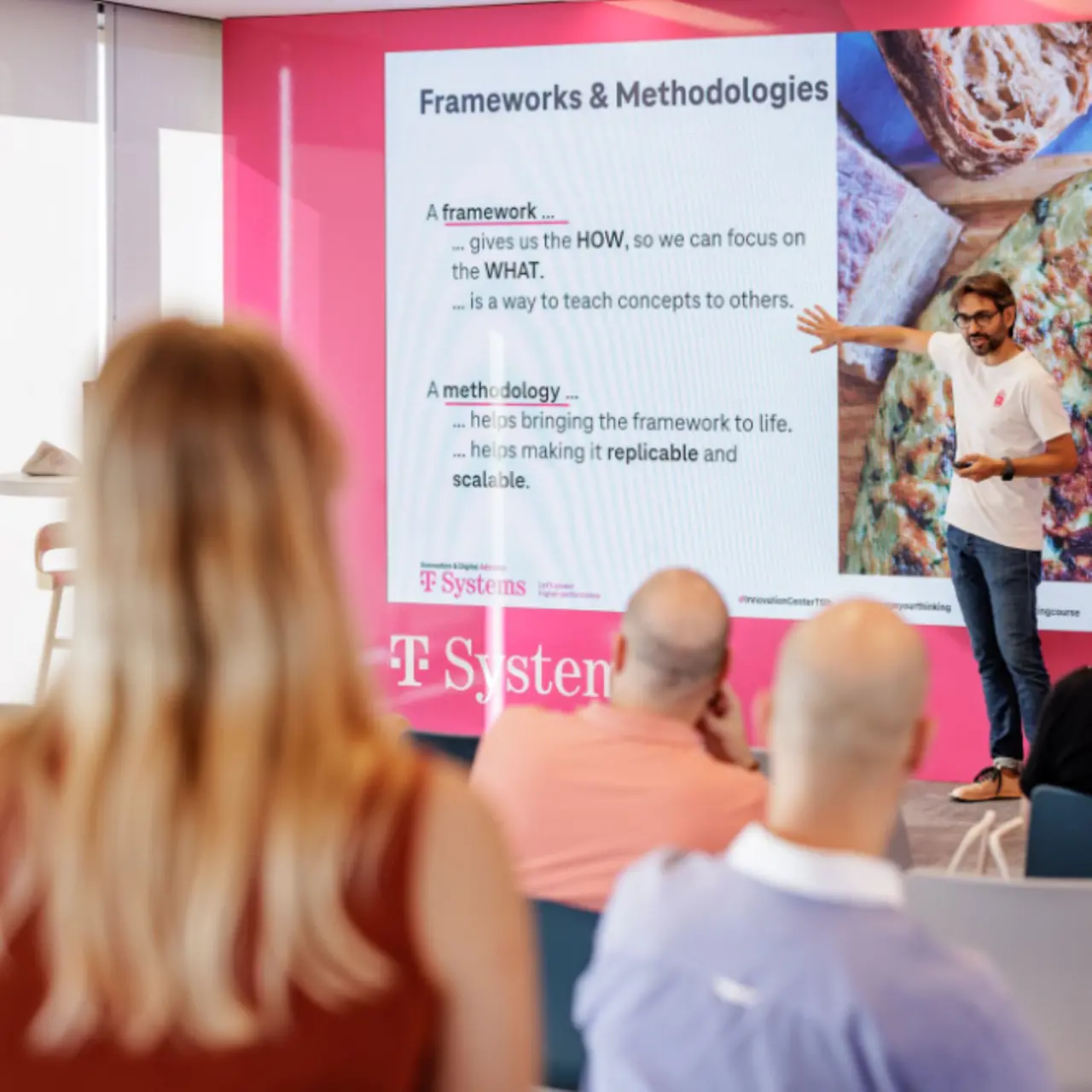 Experto presentando la metodología en el Centro de Innovación de Barcelona